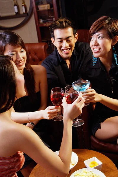 Gente brindando con bebidas — Foto de Stock