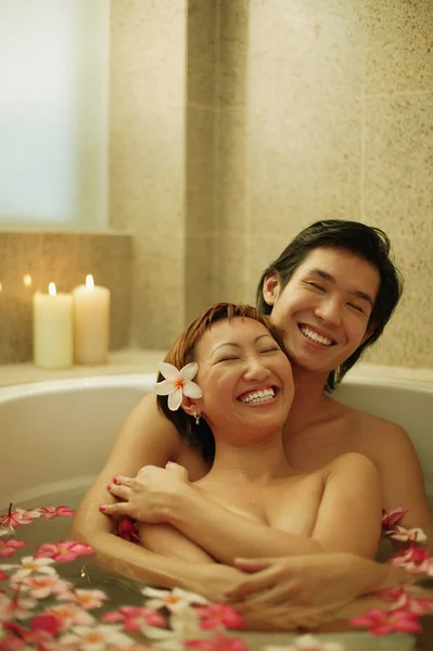 욕조에 포옹 하는 커플 — 스톡 사진