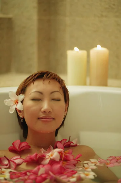 Mujer relajante en bañera —  Fotos de Stock