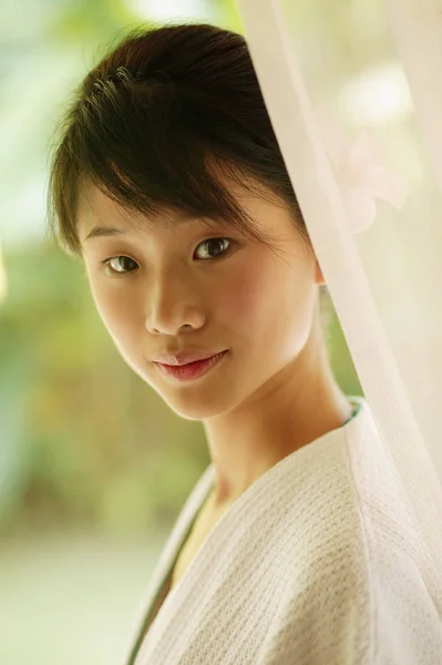 Ung söt asiatisk kvinna — Stockfoto