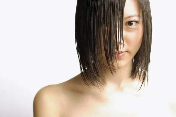 Kvinna med vått hår — Stockfoto