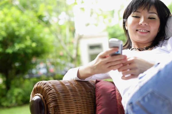 Donna che utilizza il cellulare — Foto Stock