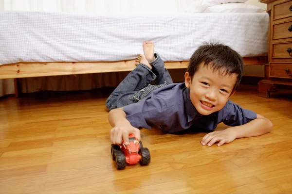 Niño con coche de juguete — Foto de Stock
