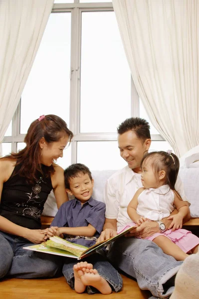 Padres con hijo e hija — Foto de Stock