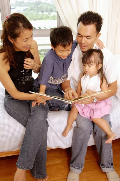 Familia sentada junta — Foto de Stock