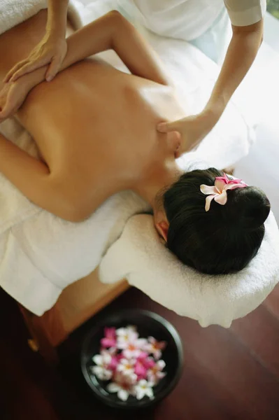 Mujer en un spa, siendo masajeada — Foto de Stock