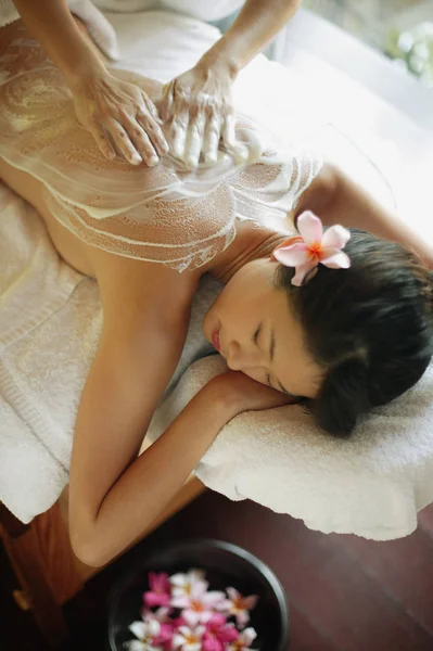 Woman receiving massage — Stock Photo, Image