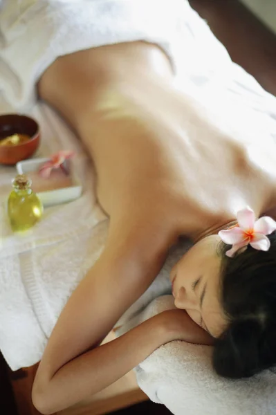Mujer acostada en mesa de masaje — Foto de Stock