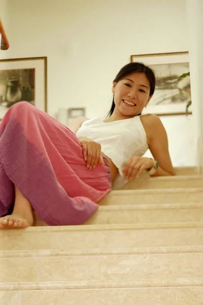계단에 앉아 있는 여자 — 스톡 사진