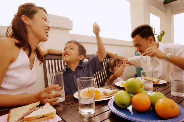 Bir yemek olan aile