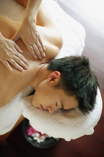Hombre recibiendo masaje de espalda —  Fotos de Stock