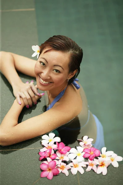 Mujer joven en la piscina —  Fotos de Stock