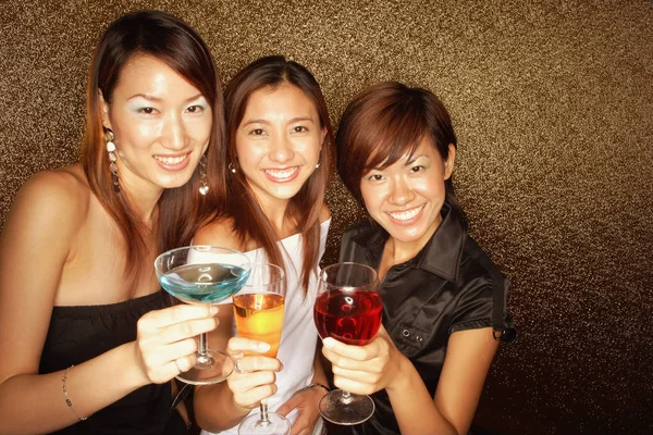Fiatal nők gazdaság italok — Stock Fotó