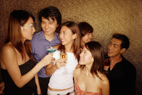Adultos jóvenes sosteniendo bebidas — Foto de Stock