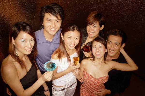 Jovens adultos segurando bebidas — Fotografia de Stock
