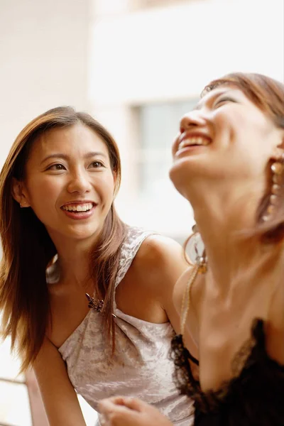 Jonge vrouwen glimlachen — Stockfoto