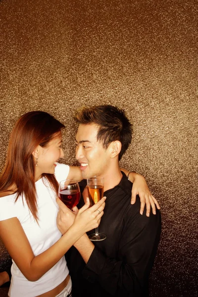 Pareja con copa de vino — Foto de Stock