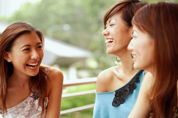 Drie jonge vrouwen — Stockfoto