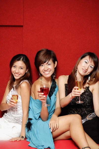 Jonge vrouwen die houden van dranken — Stockfoto