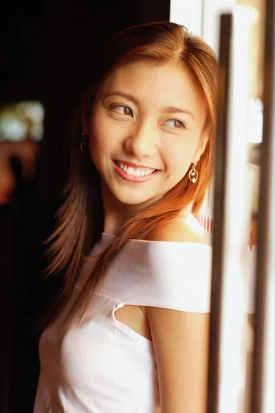 Joven mujer sonriendo — Foto de Stock
