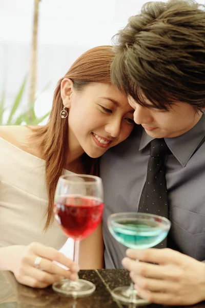 Pareja en bar al aire libre — Foto de Stock