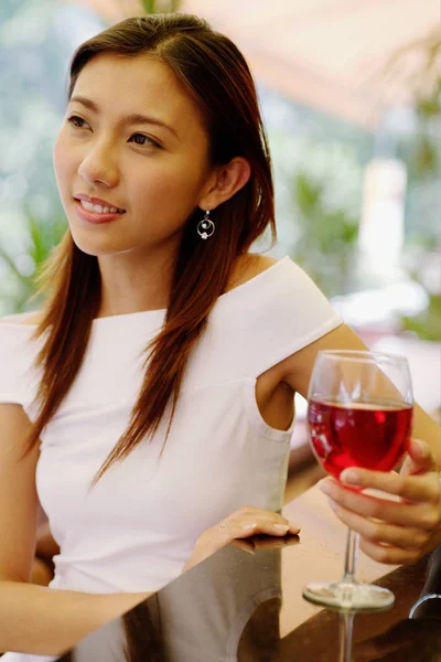 Mujer con copa de vino — Foto de Stock