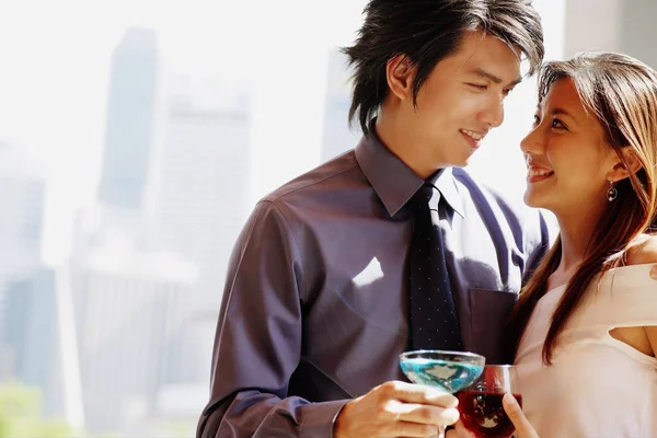 Çift gülümseyen bar