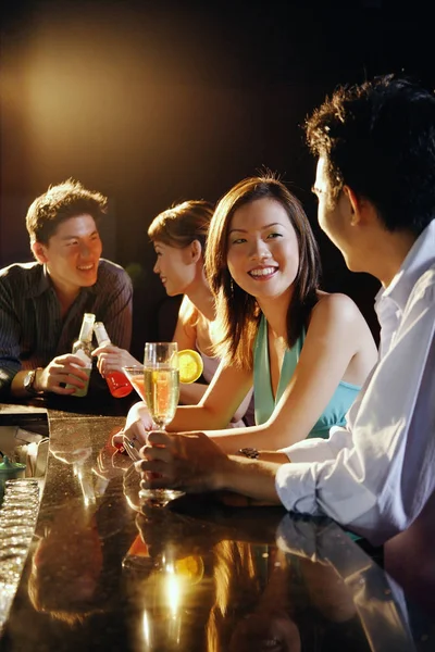 Adultos jóvenes sentados en el bar — Foto de Stock