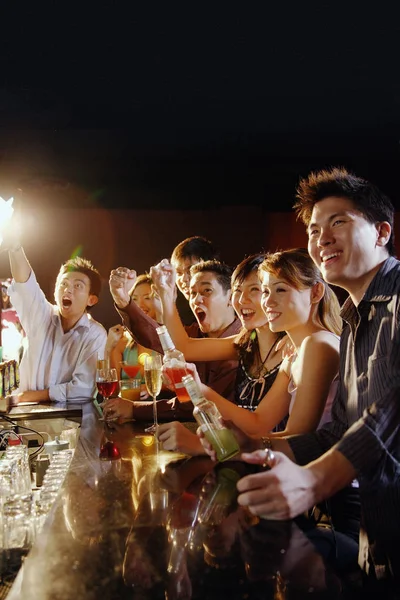 Grupo de amigos sentados en el bar — Foto de Stock