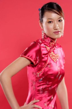 Cheongsam kadın kırmızı zemin üzerine