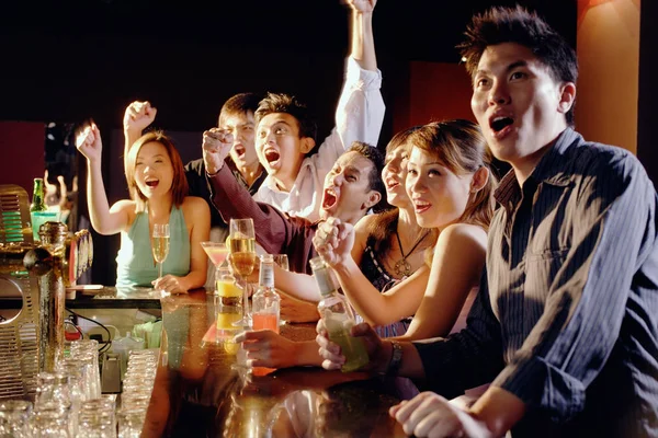 Grupo de amigos sentados en el bar — Foto de Stock