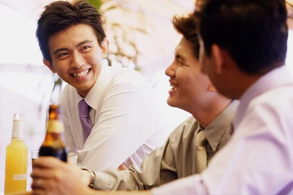 Hombres tomando bebidas — Foto de Stock