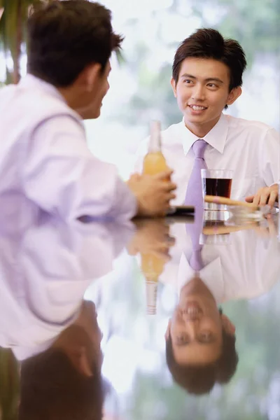 Unga män som sitter vid baren — Stockfoto