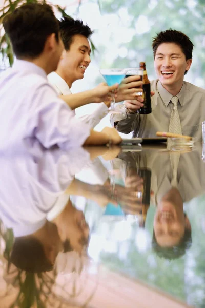 Hombres criando bebidas — Foto de Stock