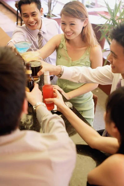 Amigos en mostrador de bar — Foto de Stock