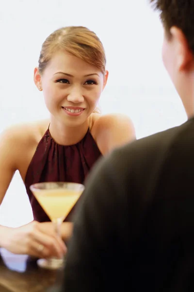 Mujer joven con copa de cóctel — Foto de Stock