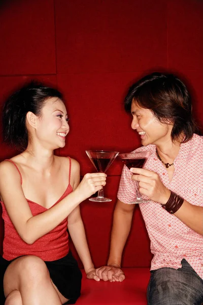 Casal brinde com bebidas — Fotografia de Stock