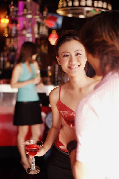 Pareja sosteniendo bebidas — Foto de Stock