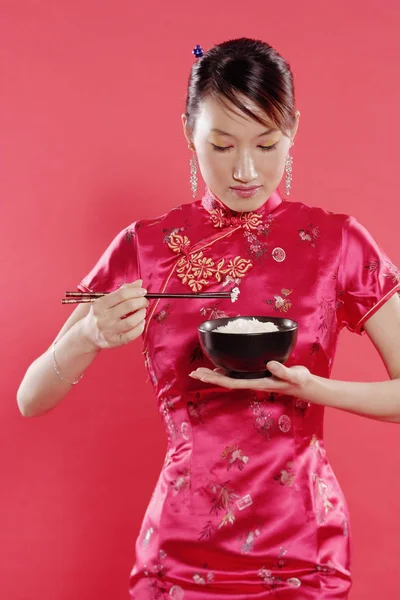 Frau hält Schüssel Reis in der Hand — Stockfoto