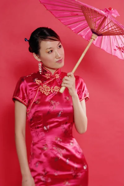 Woman holding umbrella — Stock Photo, Image