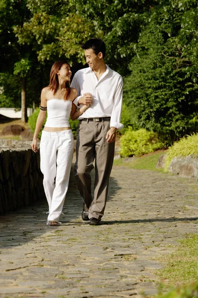 Hermosa pareja en la naturaleza — Foto de Stock