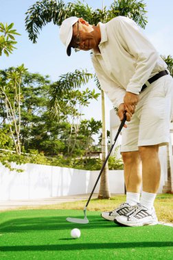 Golf sopası tutan adam.