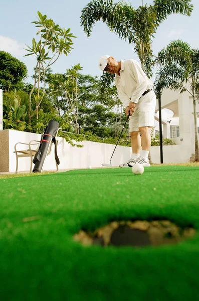 Uomo anziano che gioca a golf — Foto Stock