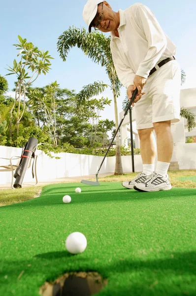 Äldre man spela golf — Stockfoto