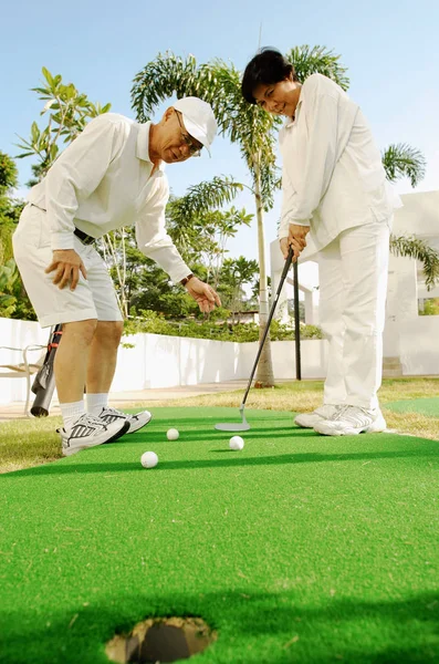 Couple playing golf — Stock Photo, Image