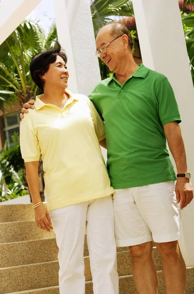 Pareja de ancianos de pie — Foto de Stock