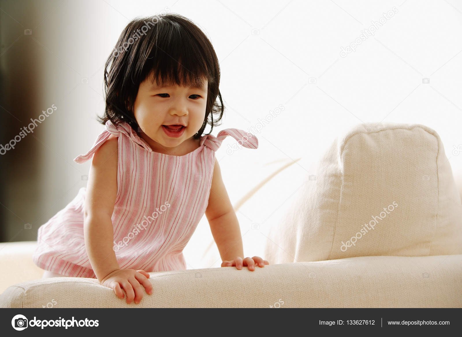 Bebe Fille Sur Canape Image Libre De Droit Par Microstockasia C