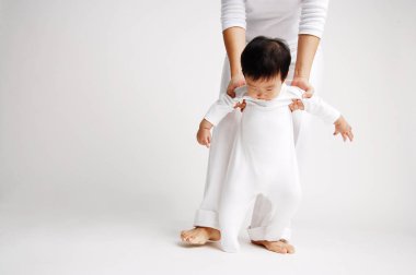 Bebek çocuk annesiyle ayakta