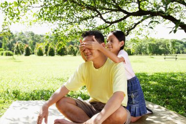 Babaları gözleri kapsayan kızı