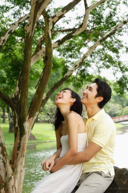 Tur oturan kadın adamın